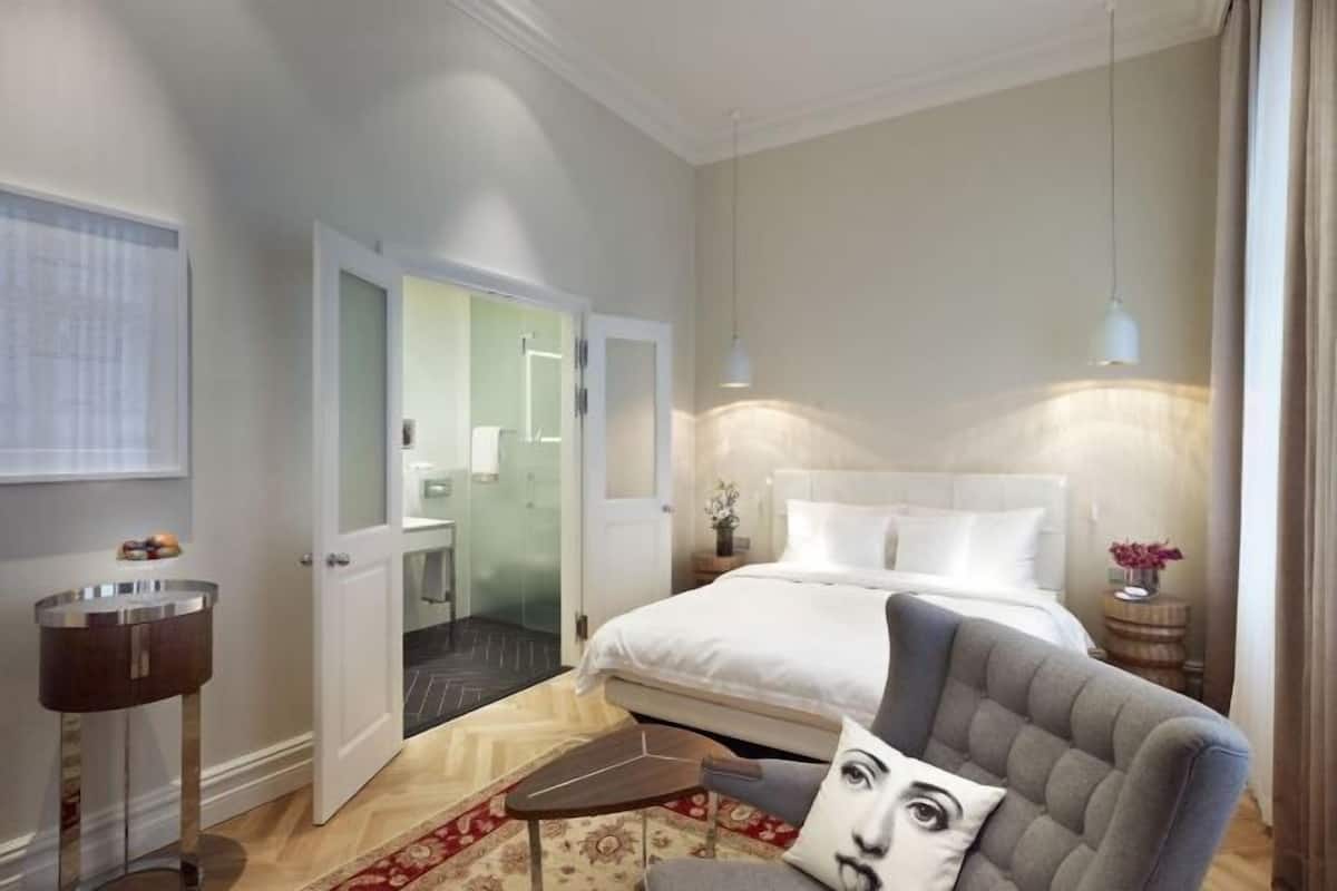 1 bedroom, premium bedding, down comforters, memory foam beds