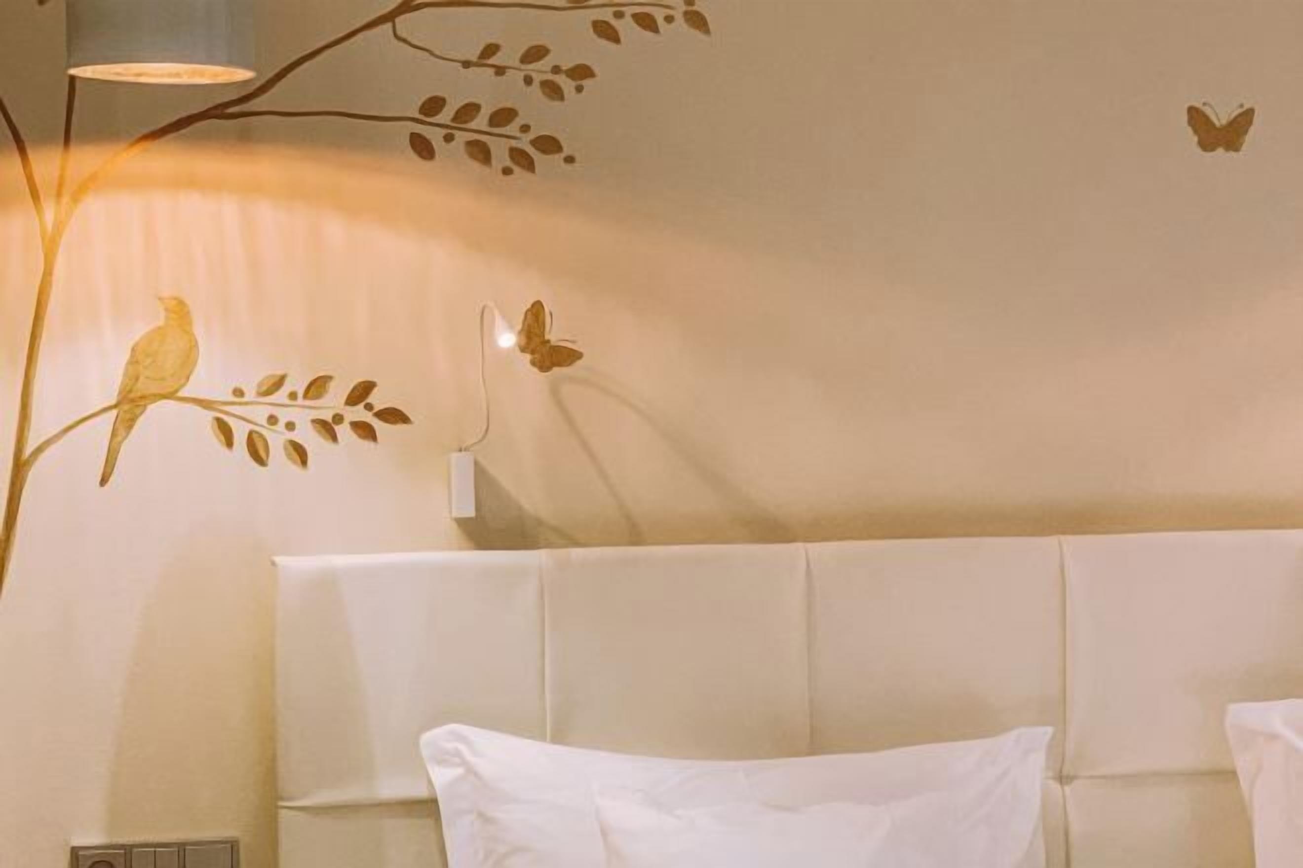 1 bedroom, premium bedding, down comforters, memory foam beds