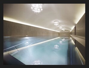 室內泳池；07:00 至 22:00 開放；躺椅