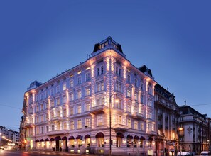 A historic building with multiple floors, large windows, and a prominent corner entrance. - Hotel Sans Souci, Vienna (Vienna)