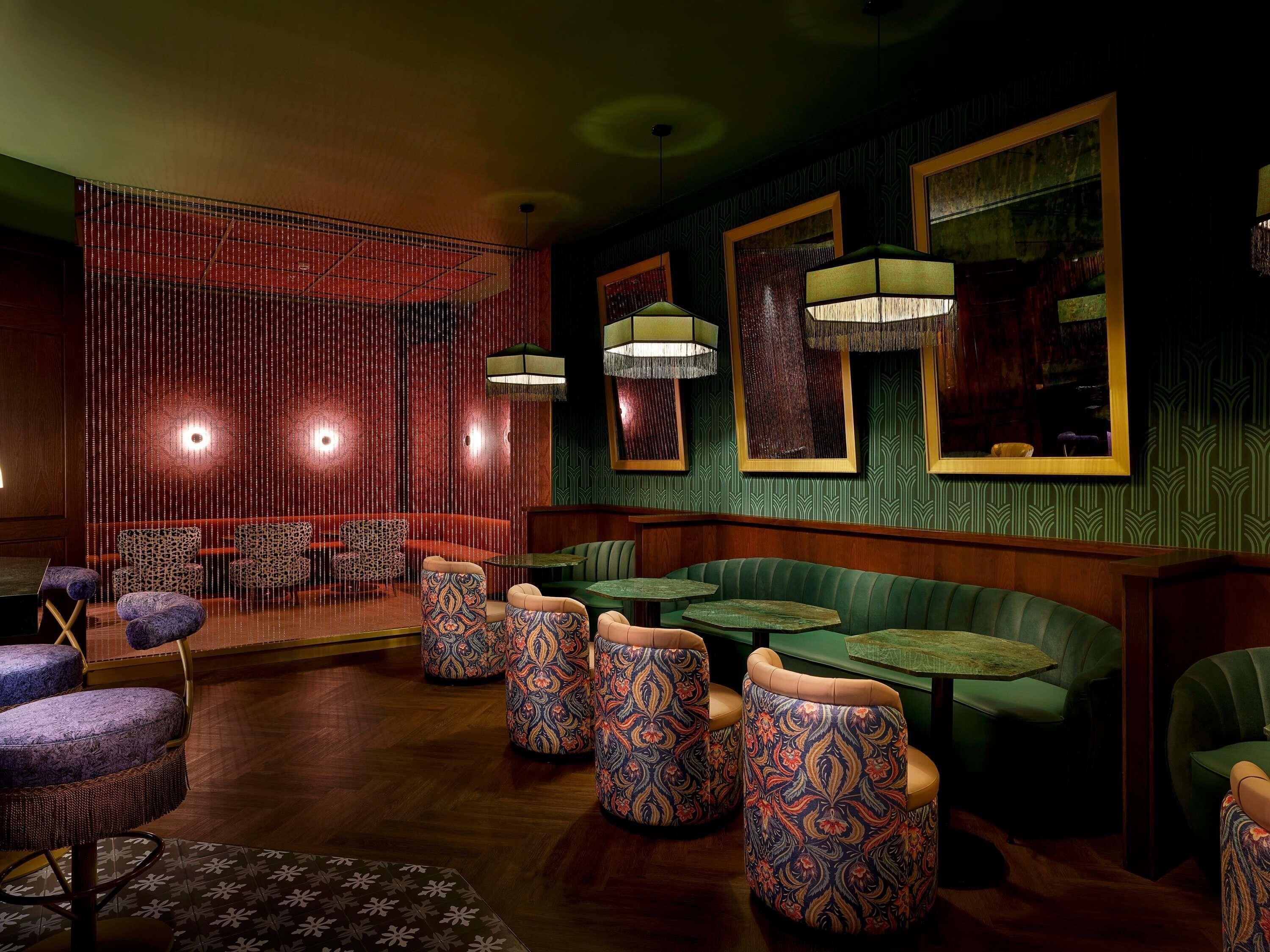 2 bars/lounges, cocktail bar