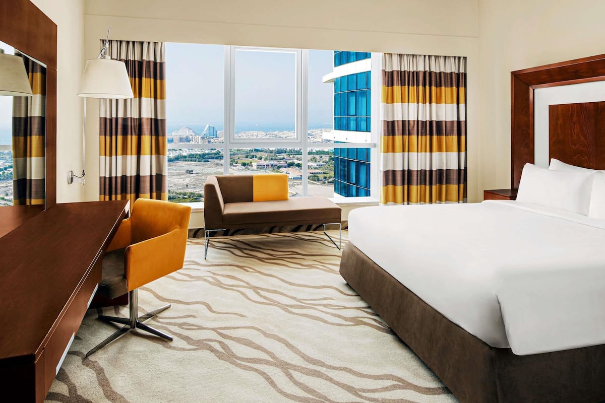 Minibar, coffres-forts dans les chambres, bureau