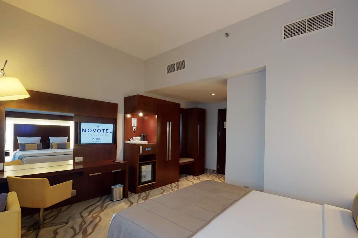 Habitación superior, accesible para personas con discapacidad (Accessible) | 1 dormitorio, minibar, caja fuerte y escritorio