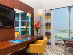 Minibar, coffres-forts dans les chambres, bureau