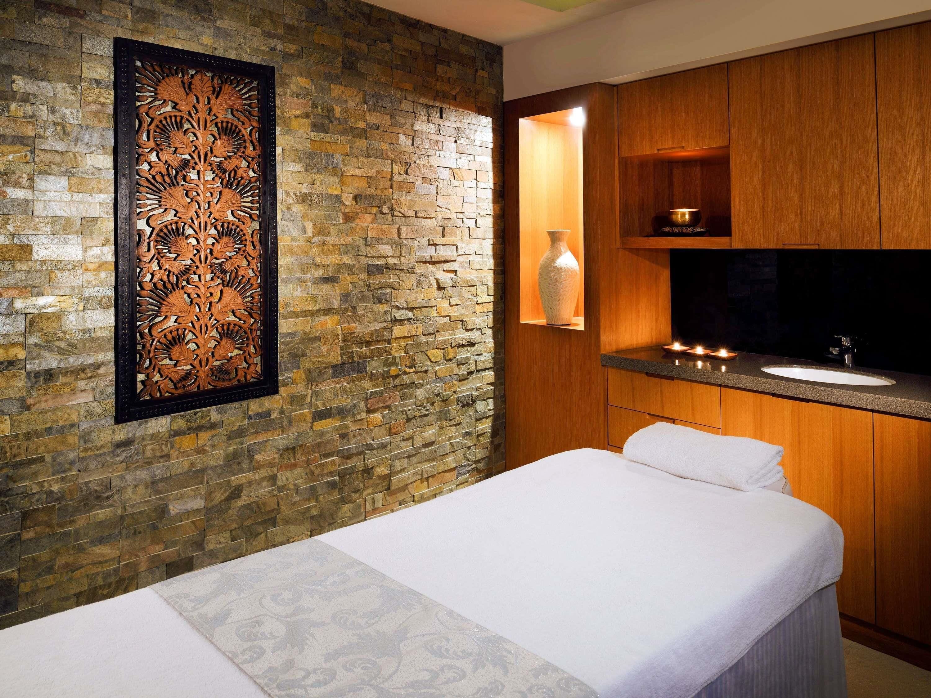 Minibar, in-room safe, desk, laptop workspace