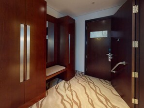 Minibar, coffres-forts dans les chambres, bureau