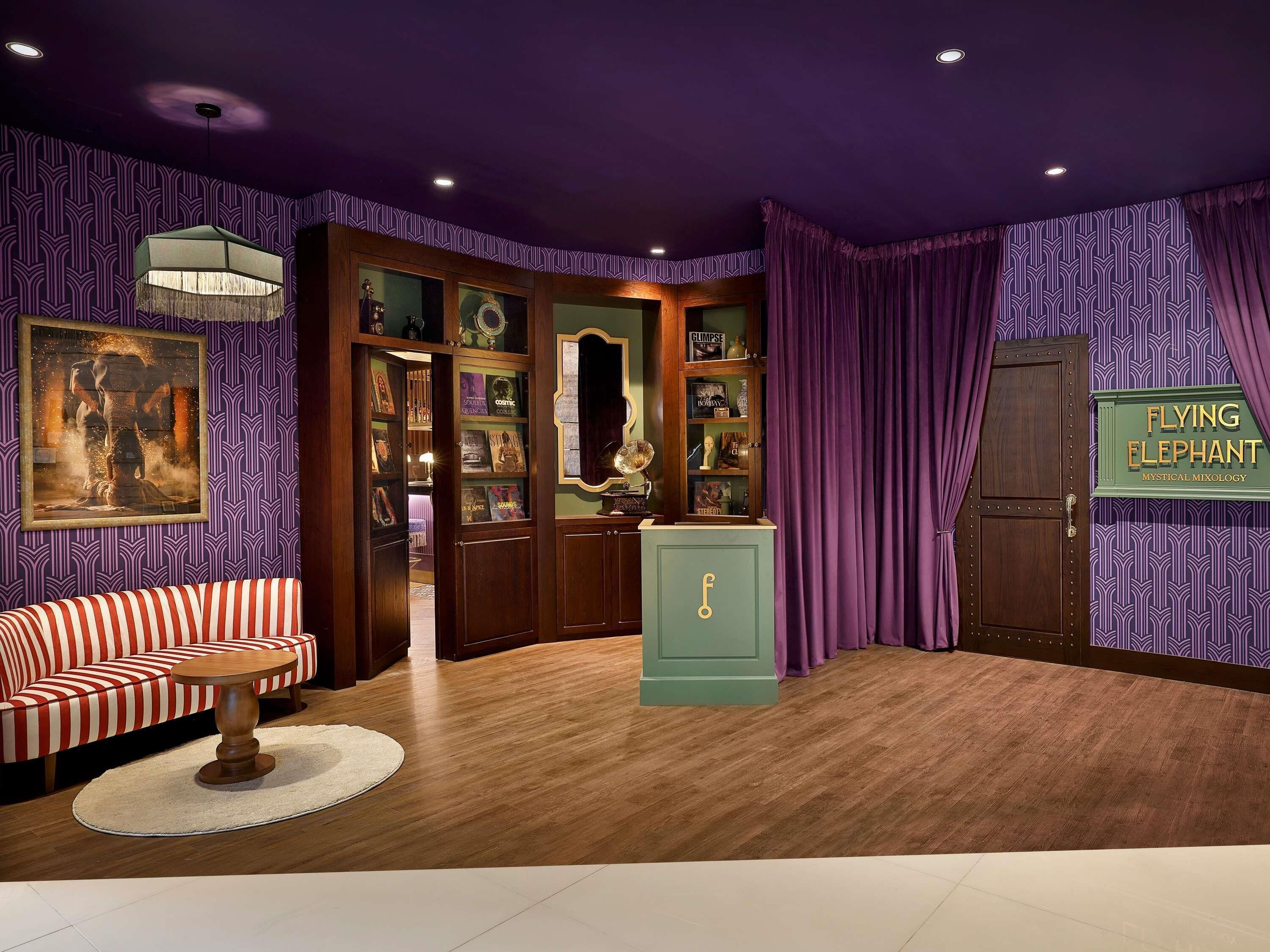 2 bars/lounges, cocktail bar