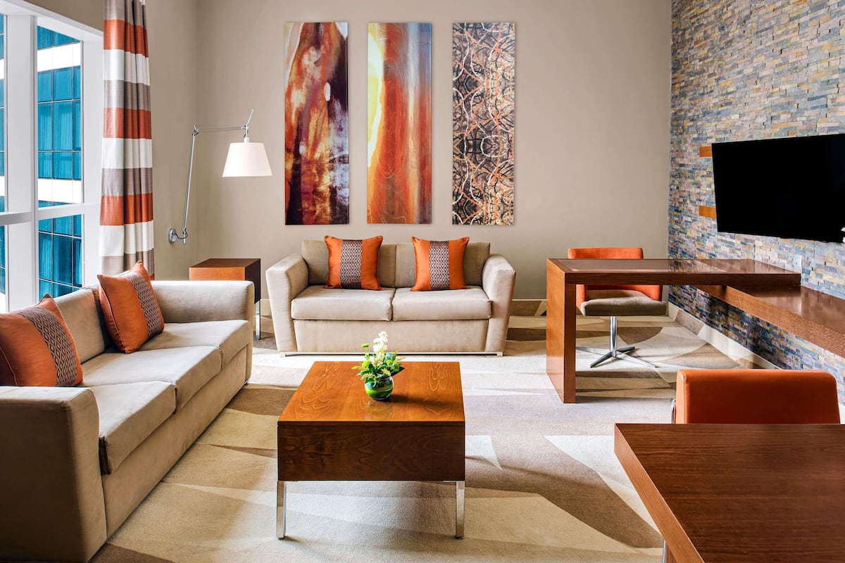 Minibar, coffres-forts dans les chambres, bureau