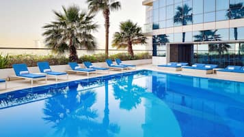 Bar mini, peti besi dalam bilik, meja, ruang kerja komputer riba