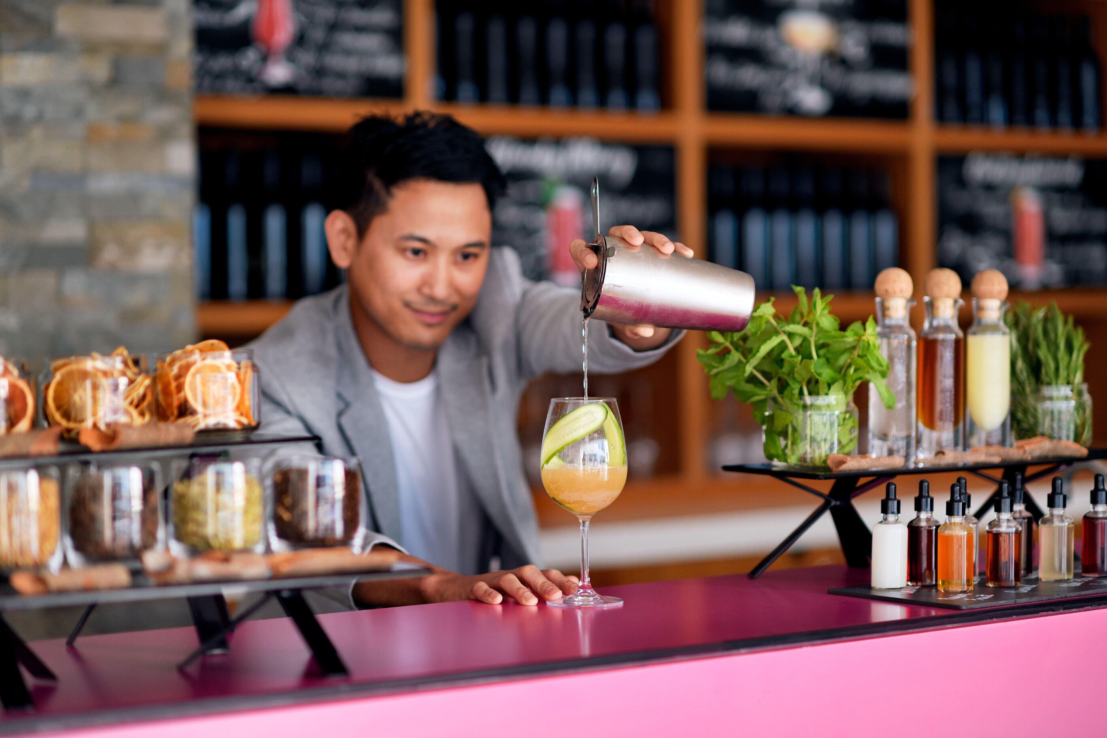 Quầy bar bên hồ bơi