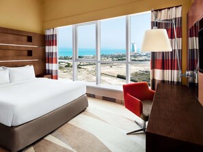 Minibar, in-room safe, desk, laptop workspace - Novotel Dubai Al Barsha (Dubai)