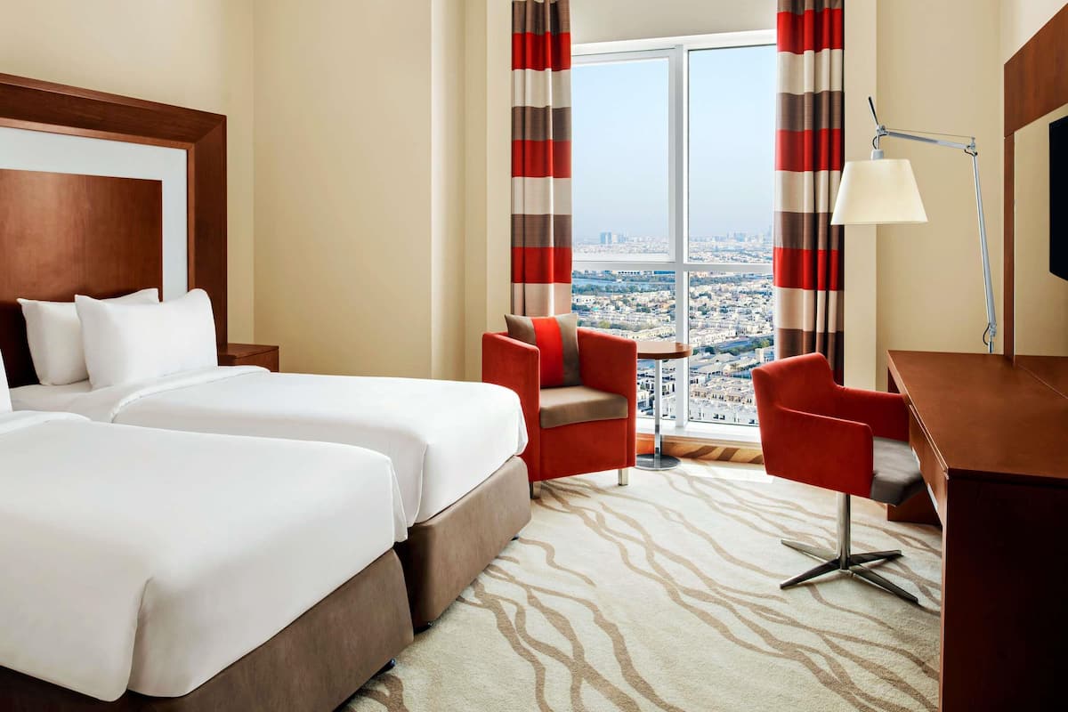 Minibar, coffres-forts dans les chambres, bureau