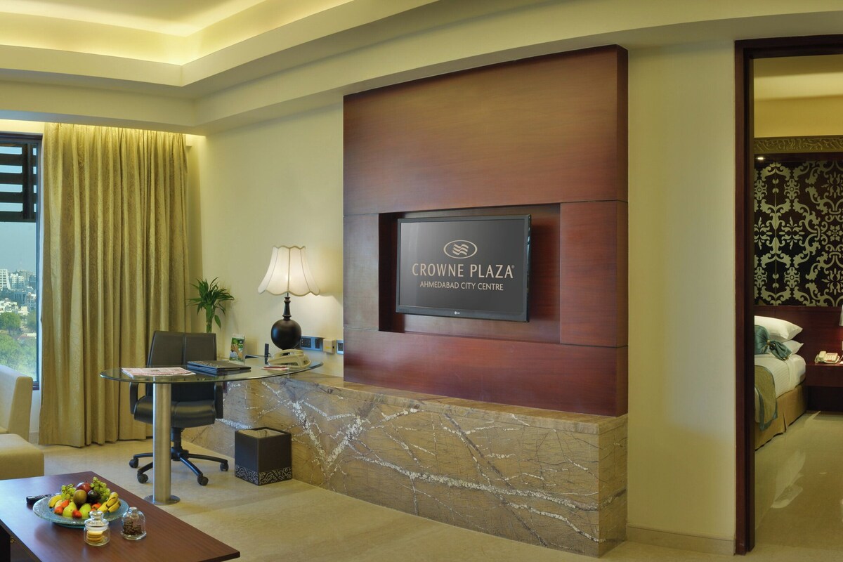 Suite Klub, 1 kamar tidur (Club Floor) | Seprai premium, selimut bulu angsa, busa memori, dan minibar