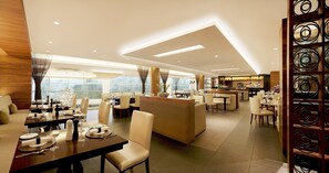 3 restaurants; breakfast, lunch, and dinner served - Crowne Plaza Ahmedabad City Centre by IHG (Ahmedabad)
