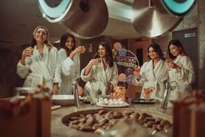 Couples treatment rooms, sauna, steam room, body treatments - Crowne Plaza Ahmedabad City Centre by IHG (Ahmedabad)