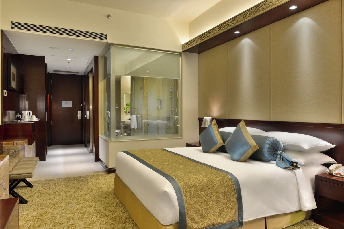 Seprai premium, selimut bulu angsa, busa memori, dan minibar