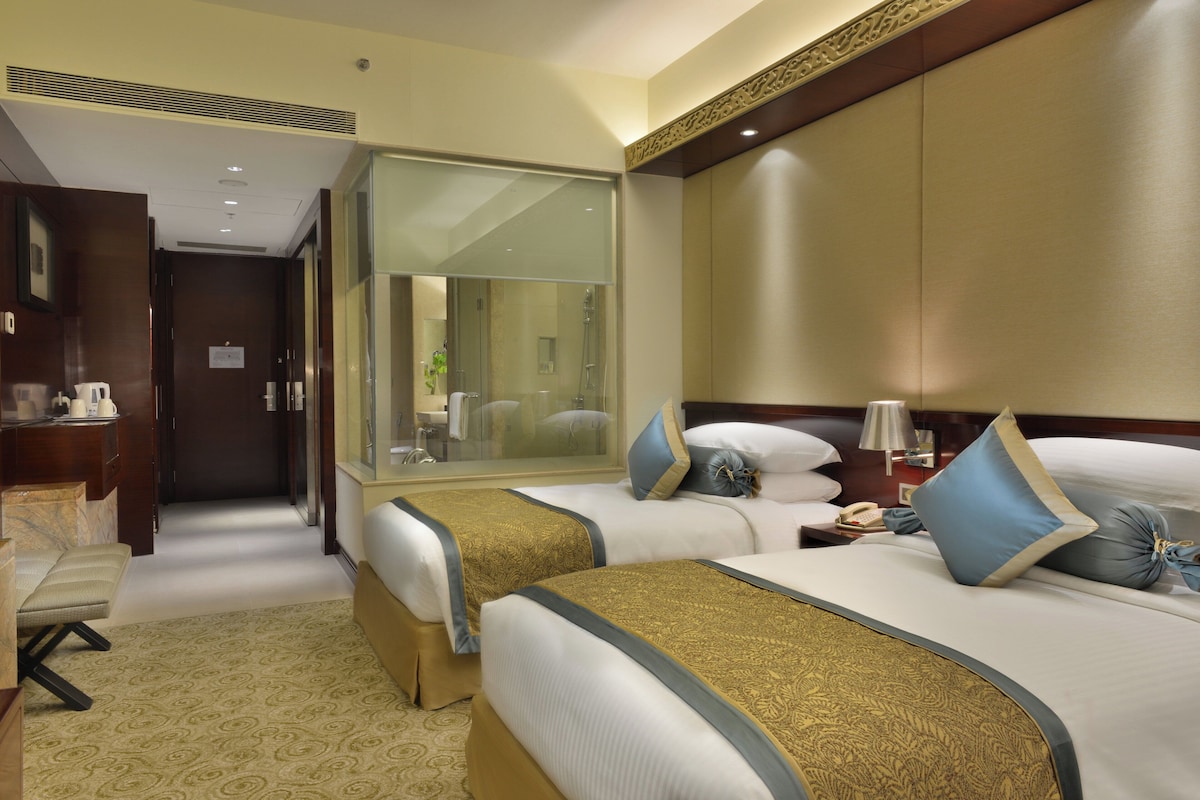 Seprai premium, selimut bulu angsa, busa memori, dan minibar