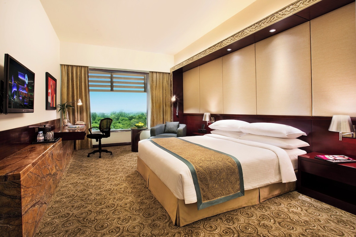 Seprai premium, selimut bulu angsa, busa memori, dan minibar