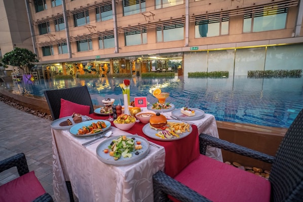 3 restaurants; breakfast, lunch and dinner served