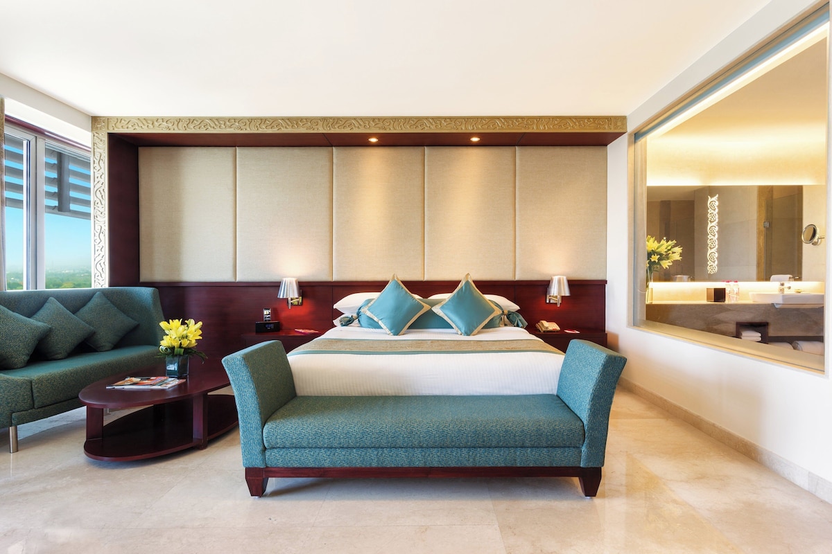 Seprai premium, selimut bulu angsa, busa memori, dan minibar