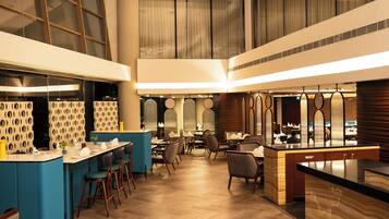 3 restaurants; breakfast, lunch and dinner served