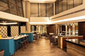3 restaurants; breakfast, lunch and dinner served