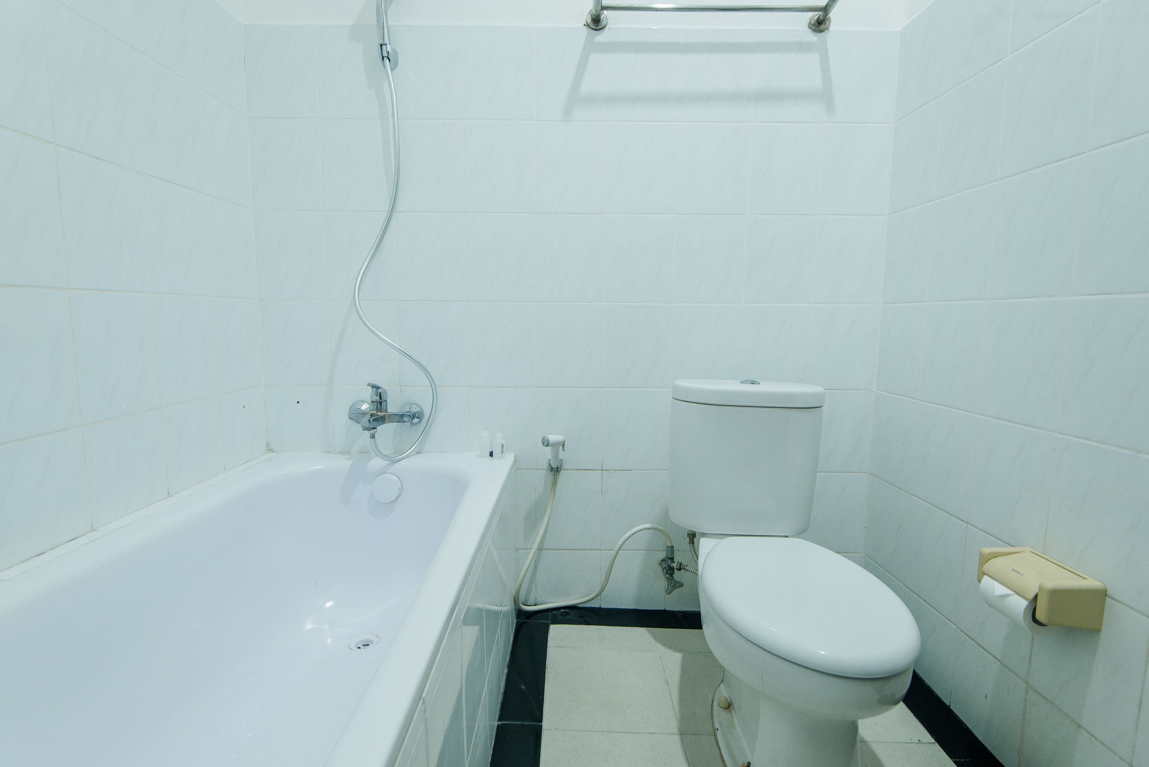 superior double room | bathroom | combined shower/bathtub, free toiletries, towels