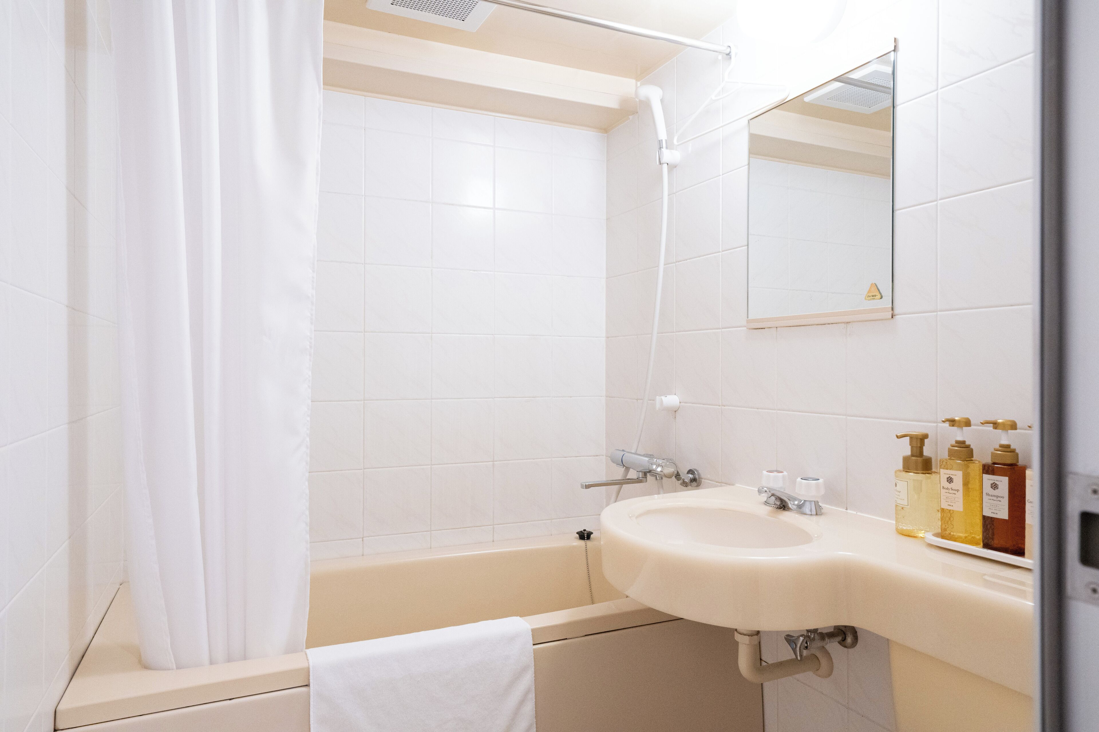 combined shower/bathtub, free toiletries, hair dryer, slippers