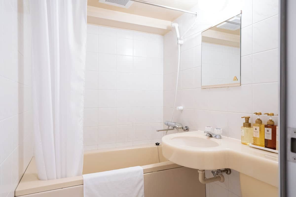 Duş/küvet kombinasyonu, ücretsiz banyo/kozmetik ürünleri