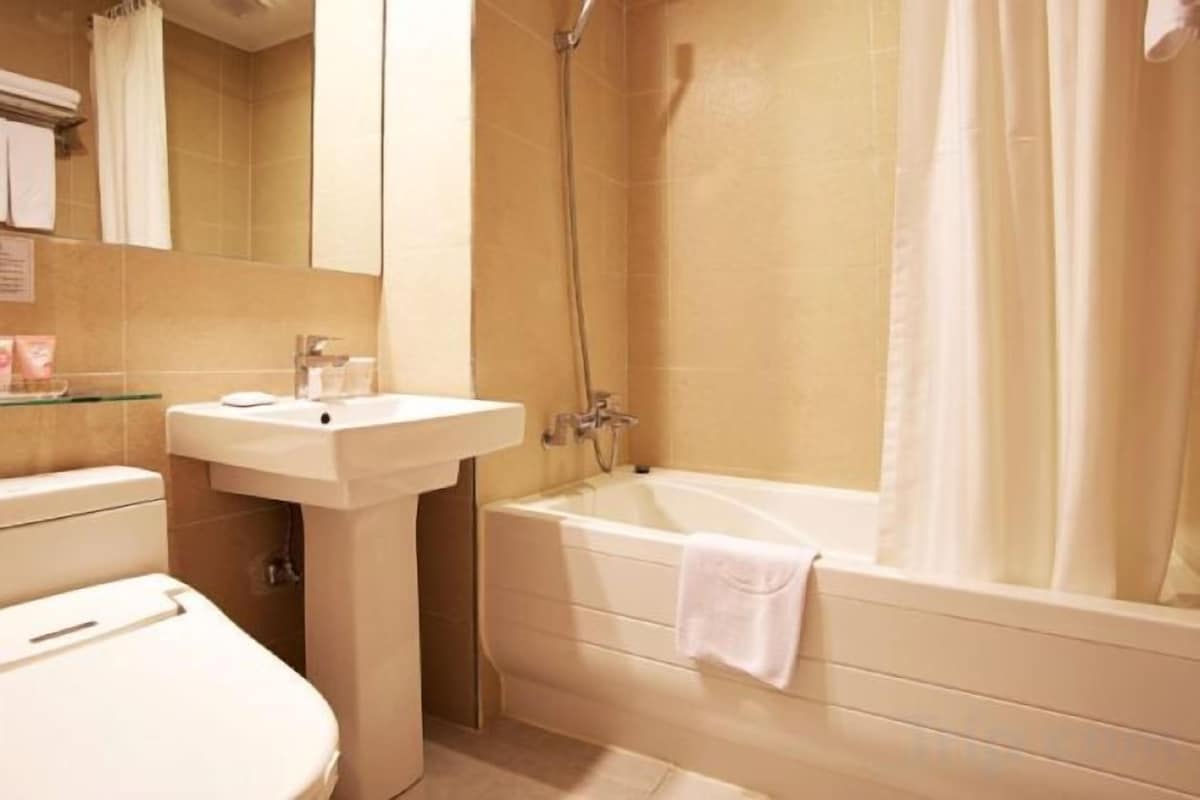 Bañera con ducha, bañera profunda, artículos de tocador gratuitos