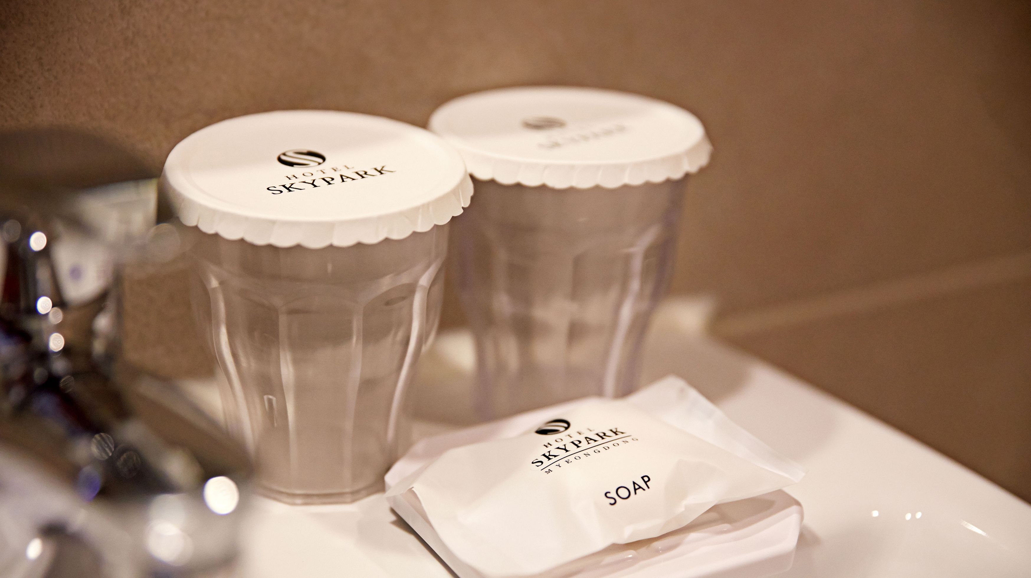 combined shower/bathtub, deep-soaking bathtub, free toiletries