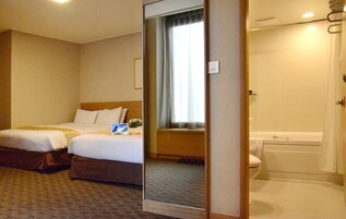 淋浴/盆浴组合、深泡浴缸、免费洗浴用品、吹风机