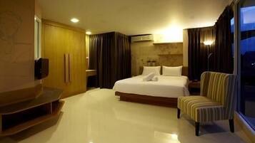 Roba de llit hipoal·lergògena i caixa forta a l'habitació