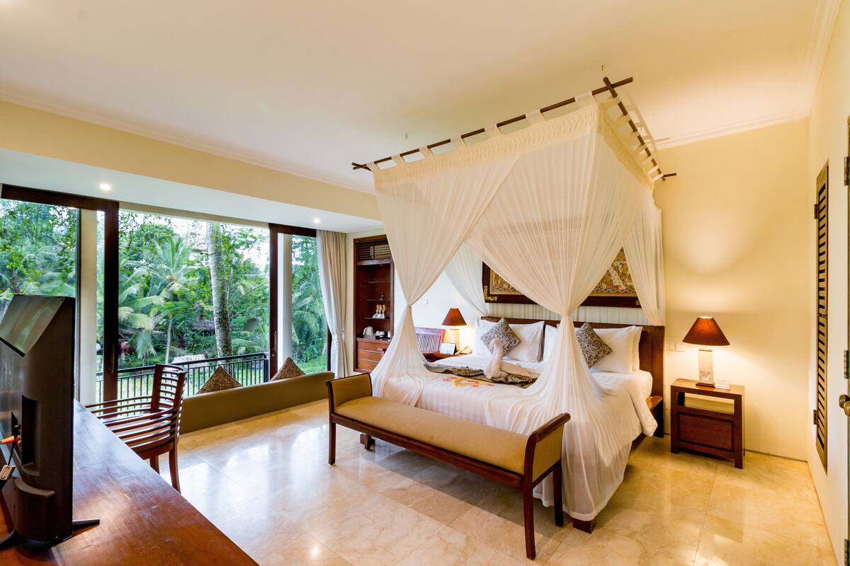 luxury suite, 1 king bed | 1 bedroom, minibar, in-room safe, blackout curtains