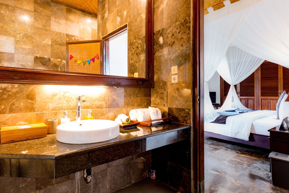 superior room (classic) | bathroom sink