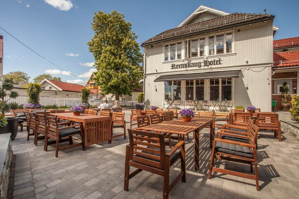 Un hôtel doté d’une terrasse et d’une enseigne indiquant « Kremskautz Hotel ».