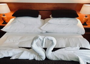 Standard Twin Room, 2 Twin Beds | Minibar, in-room safe, individually decorated, individually furnished - Reenskaug Hotel (Frogn)