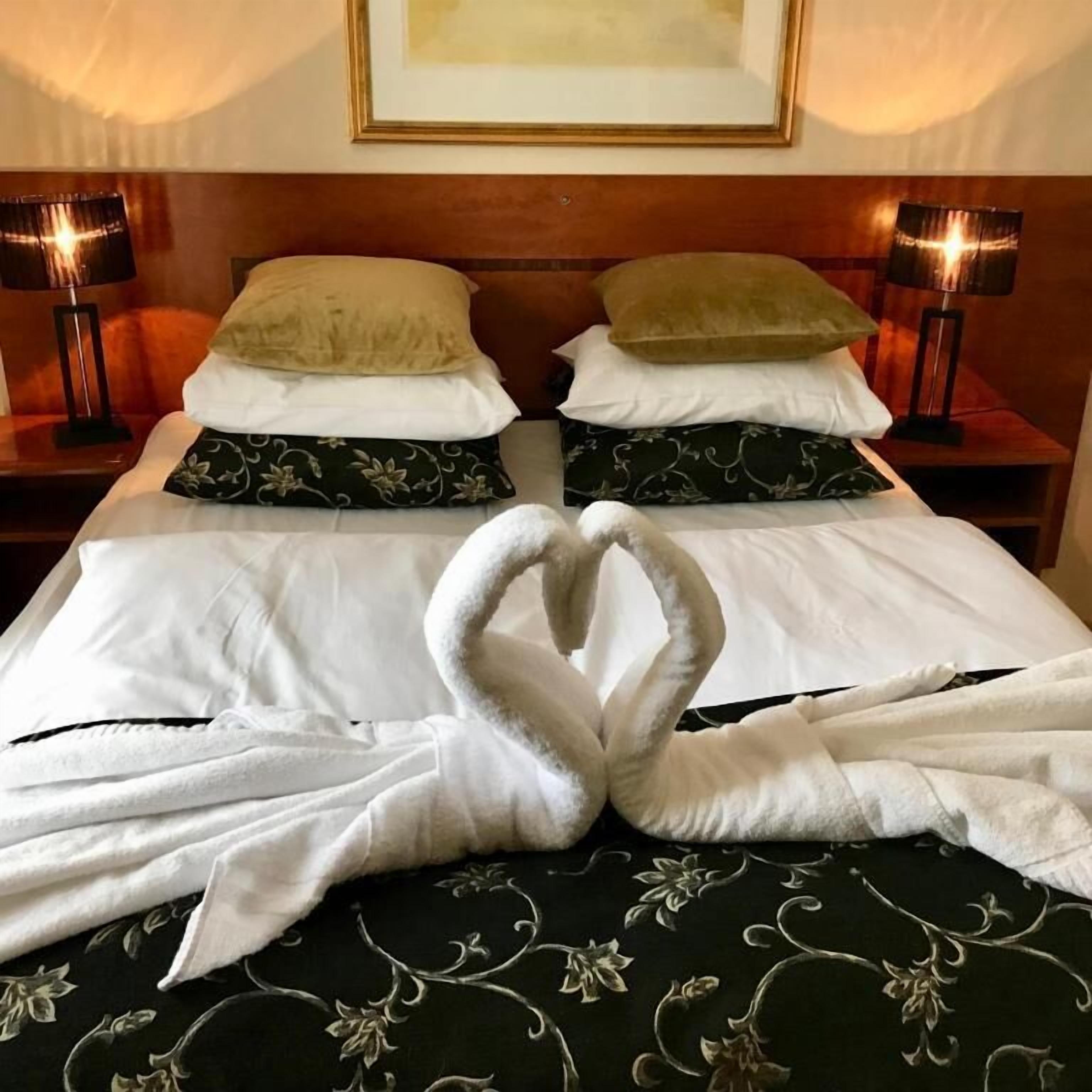 standard double room, 1 queen bed | minibar, in-room safe, individually decorated, individually furnished