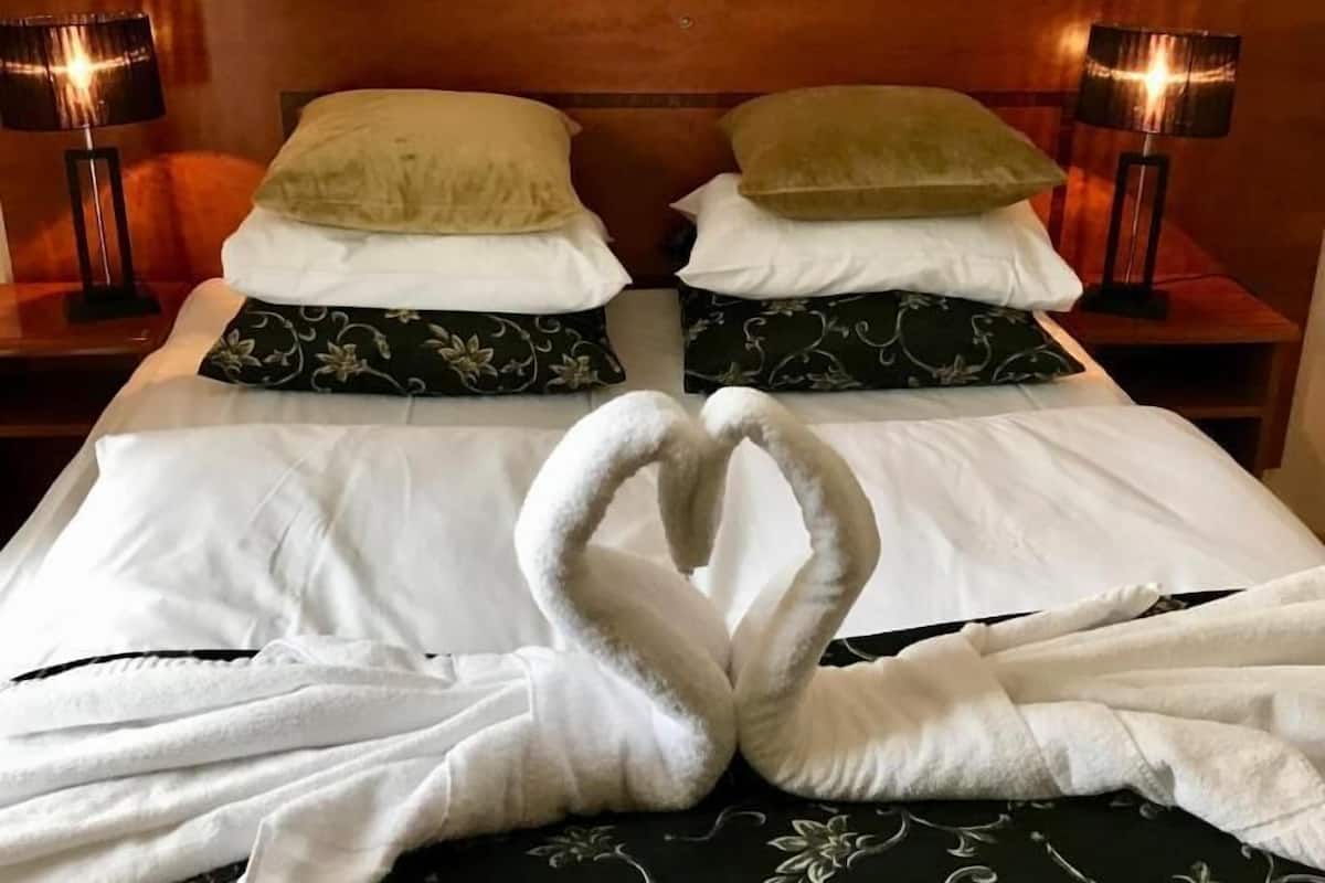 standard double room, 1 queen bed | minibar, in-room safe, individually decorated, individually furnished