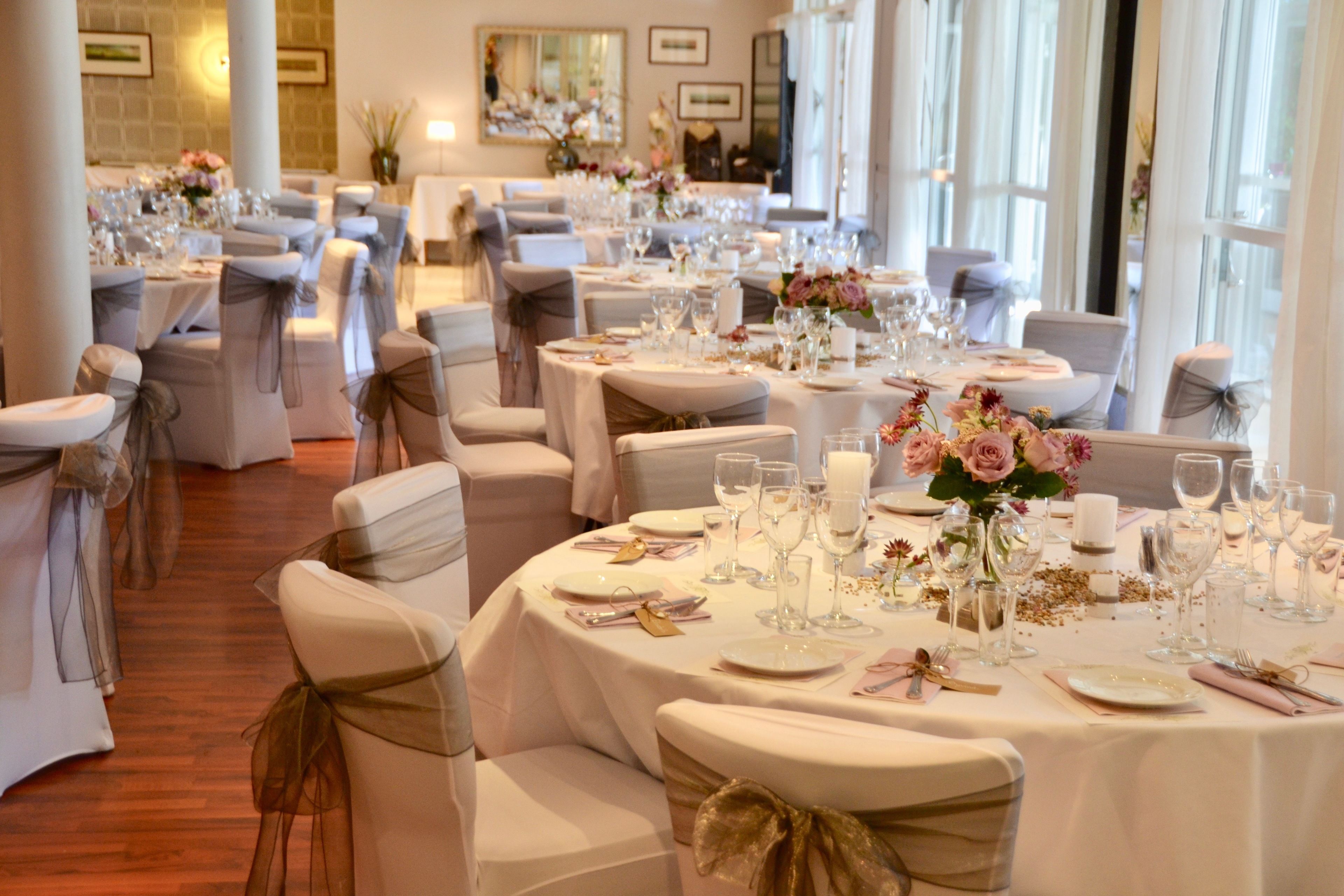 breakfast, lunch, dinner served; international cuisine