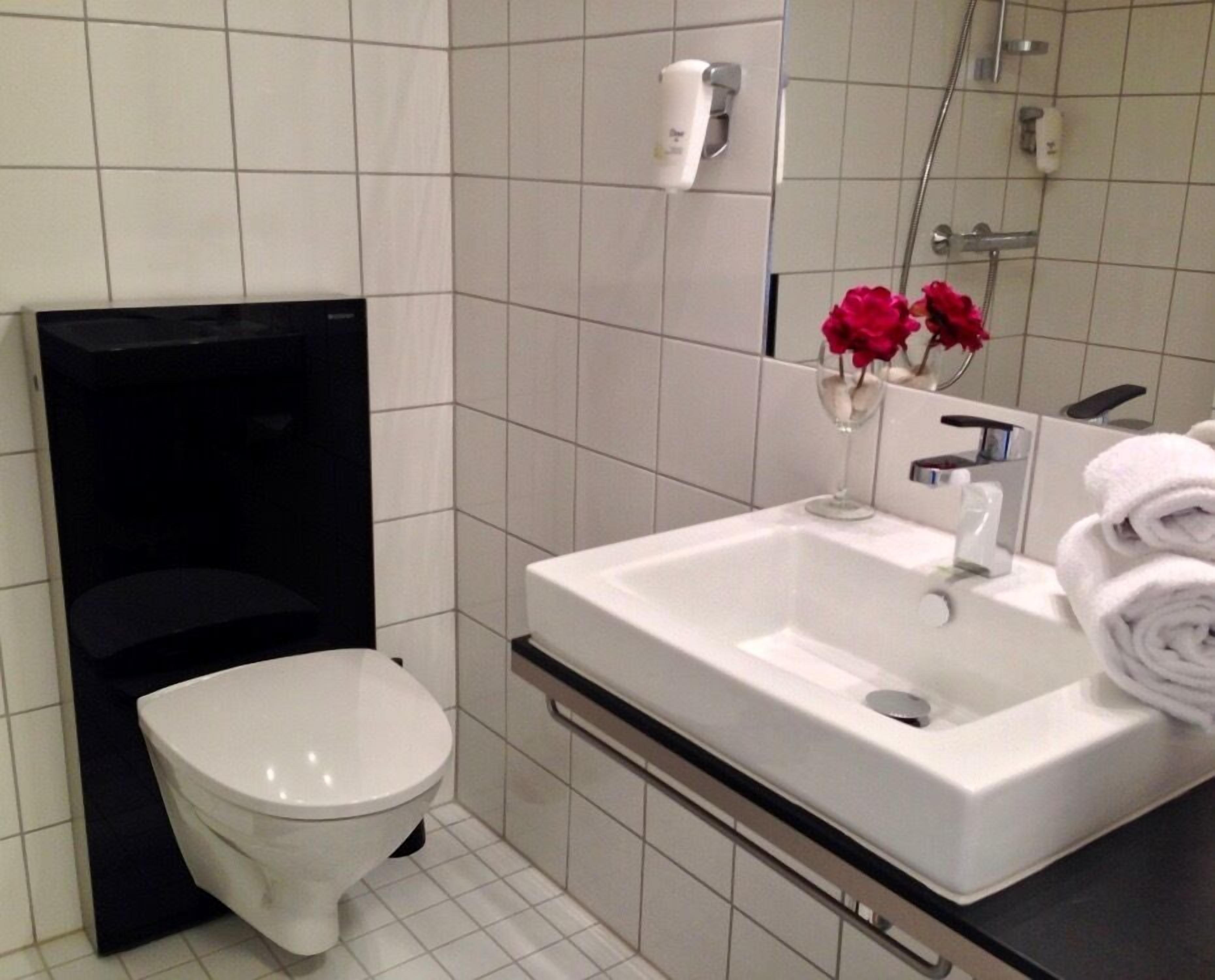 standard twin room, 2 single beds | bathroom amenities | shower, hair dryer, towels