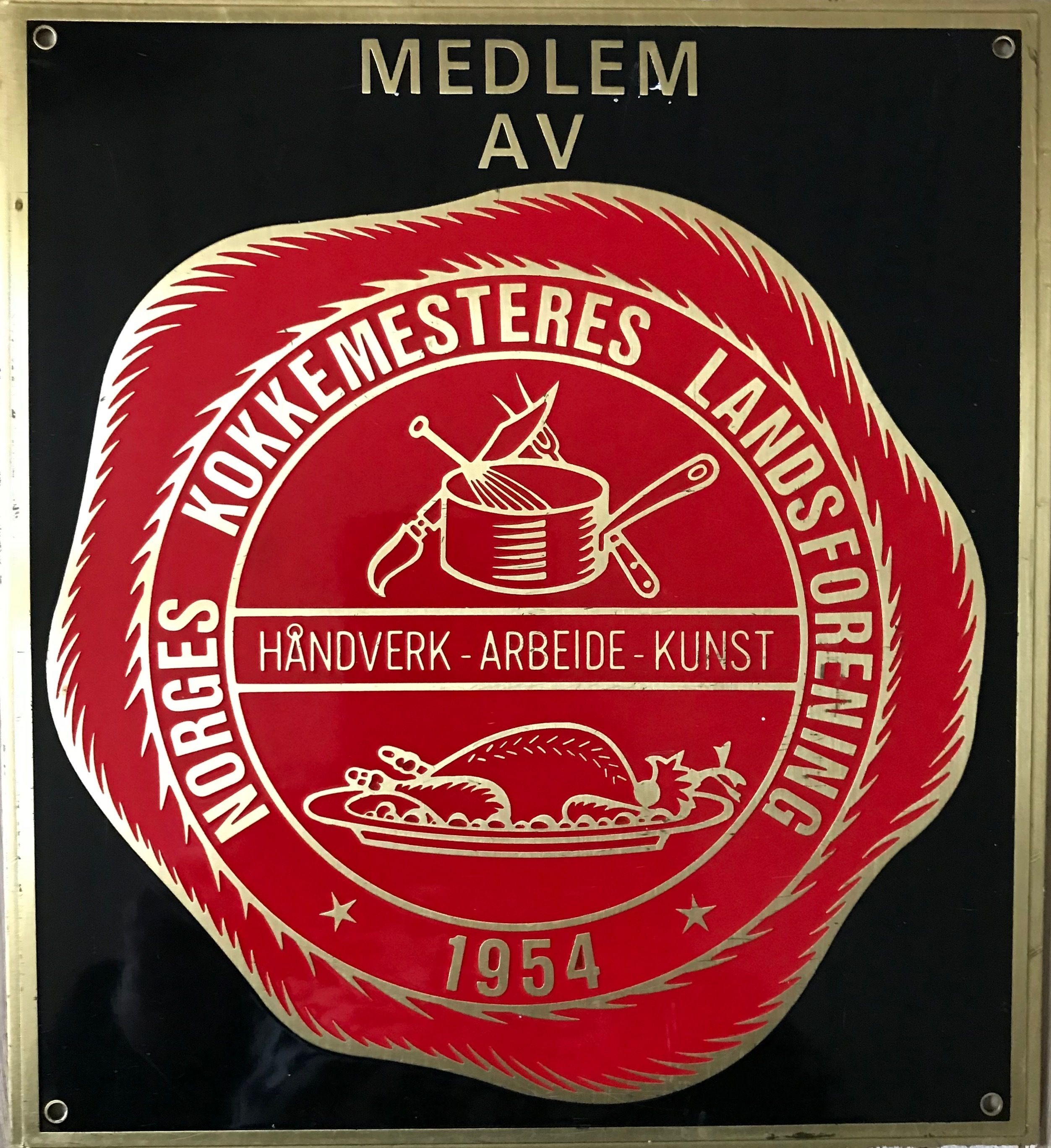 breakfast, lunch, dinner served; international cuisine