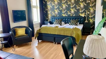 Dobbeltrom – standard, 1 queensize-seng | Minibar, safe på rommet, individuelt dekorert og individuelt innredet