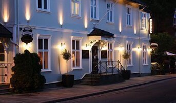 Fachada de la propiedad por la tarde o noche