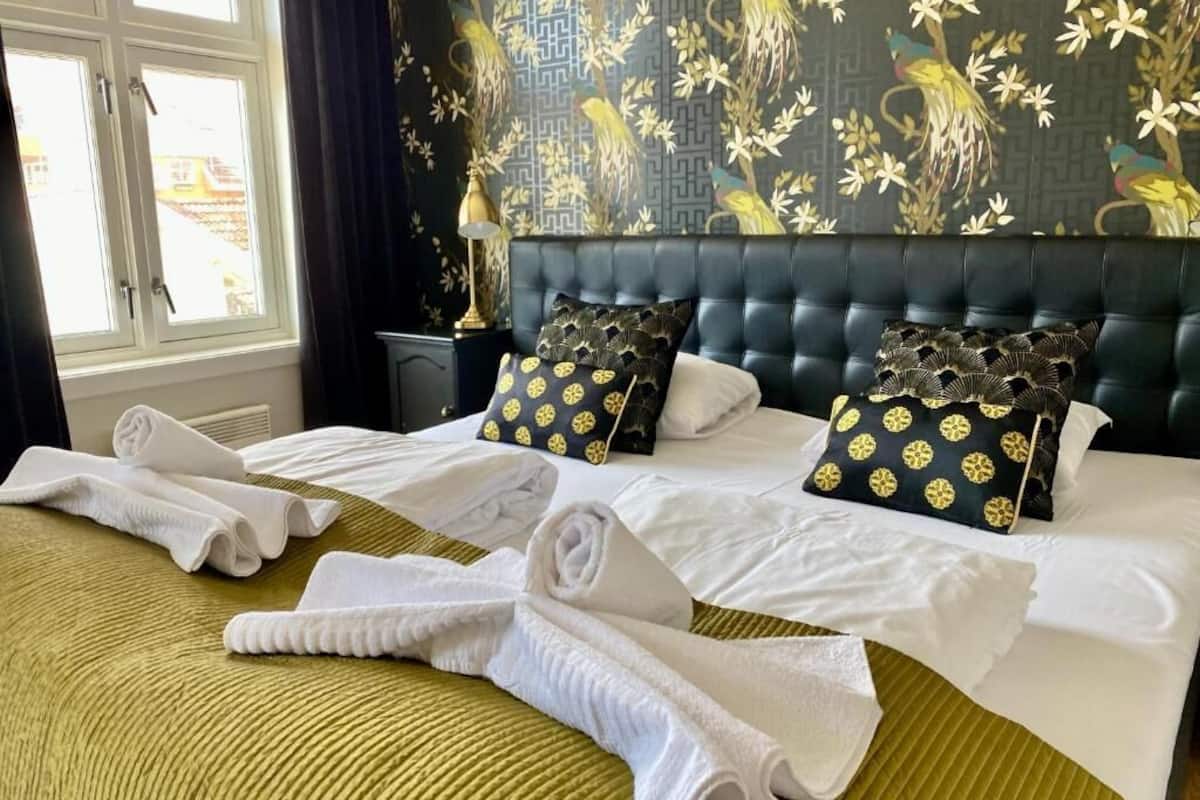 standard double room, 1 queen bed | minibar, in-room safe, individually decorated, individually furnished