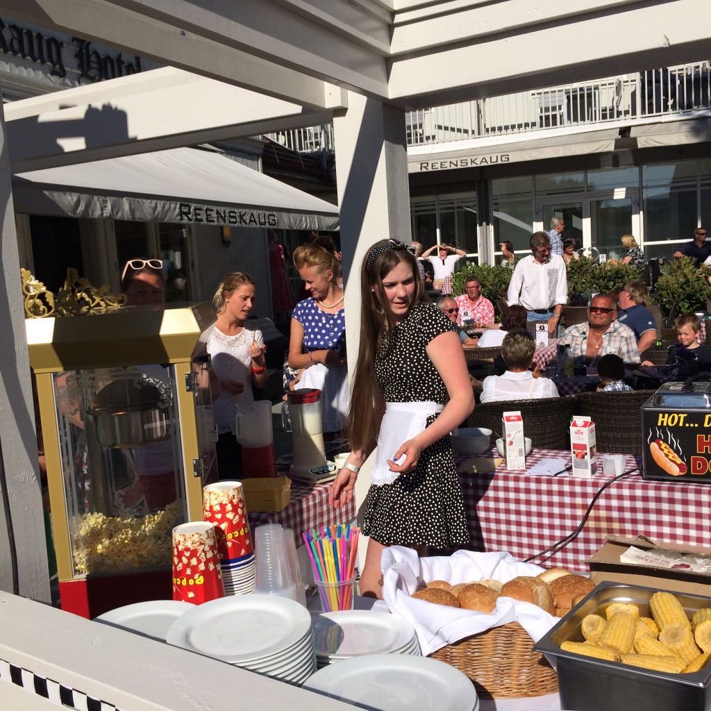 供應早餐、午餐和晚餐，國際料理