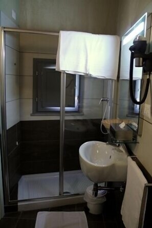 Basic Double Room, Private Bathroom | Bathroom | Hair dryer, bidet - Hotel Terme Alessandra Gonzaga Spa (Macerata Feltria)