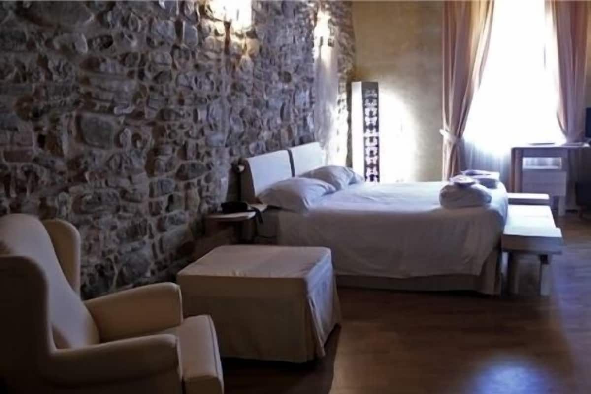 Basic Double Room, Private Bathroom | Minibar, in-room safe, desk, free WiFi