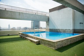 A rooftop swimming pool with a view of a city skyline. - Boulevard Bellas Artes (Santiago)