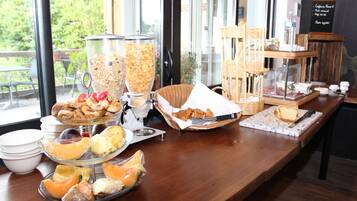 Petit déjeuner continental (15 EUR par personne)